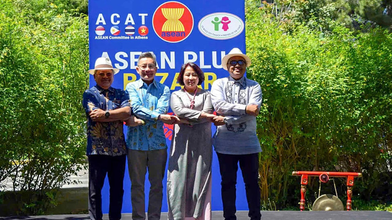 L'ambassadrice vietnamienne Pham Thi Thu Huong (2e à droite) et les ambassadeurs et représentants des pays membres du Comité de l’ASEAN en Grèce (ACAT). Photo : Ambassade du Vietnam en Grèce. L'ambassadrice vietnamienne Pham Thi Thu Huong (2e à droite) et les ambassadeurs et représentants des pays membres du Comité de l’ASEAN en Grèce (ACAT). Photo : Ambassade du Vietnam en Grèce.