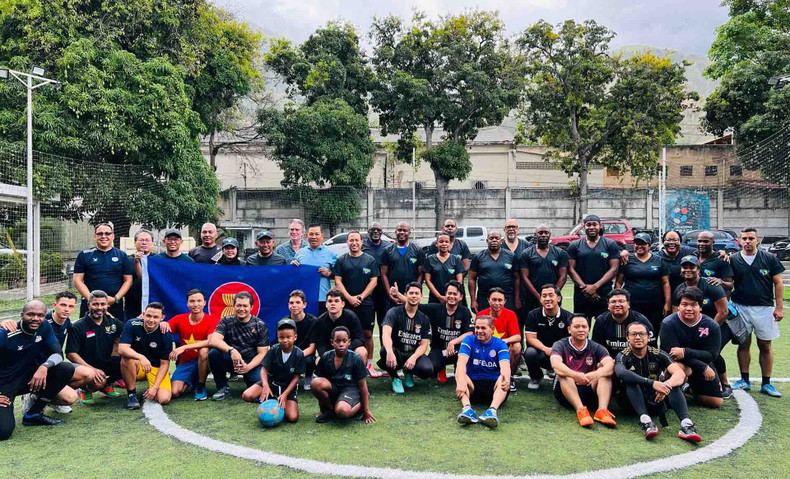 Le tournoi amical de football ASEAN – CARICOM 2024 s’inscrit dans le cadre des célébrations du 57e anniversaire de la fondation de l'ASEAN (août 1967 – août 2024) et du 51e anniversaire de la fondation de la CARICOM (août 1973 – août 2024). Photo: baoquocte.vn.