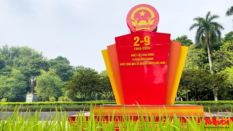 L'atmosphère de fête s'est répandue dans les rues de la capitale. Photo : Toquoc.