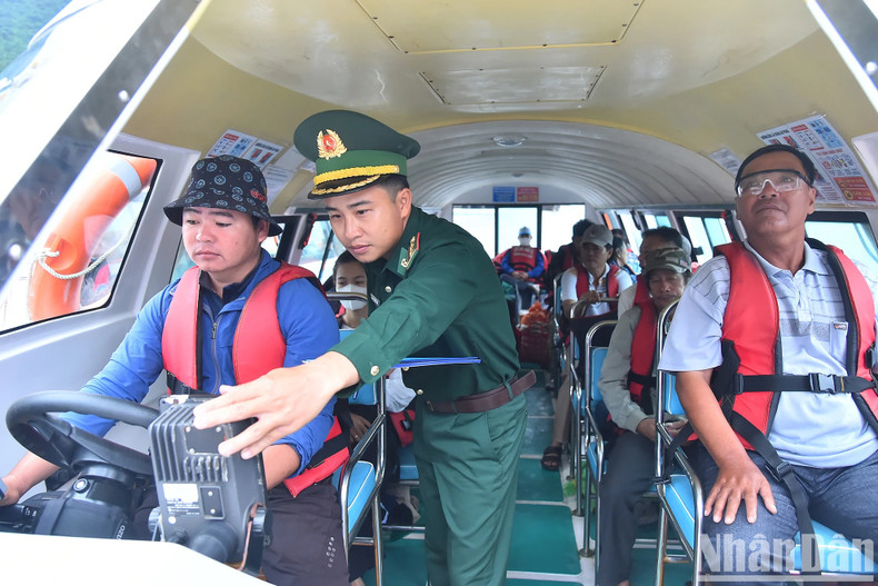 En plus de garantir les exigences techniques, les navires à destination ou en provenance de l’île de Cù Lao Chàm doivent disposer de gilets de sauvetage à bord et d’autres équipements de sauvetage conformément aux règlements en vigueur.