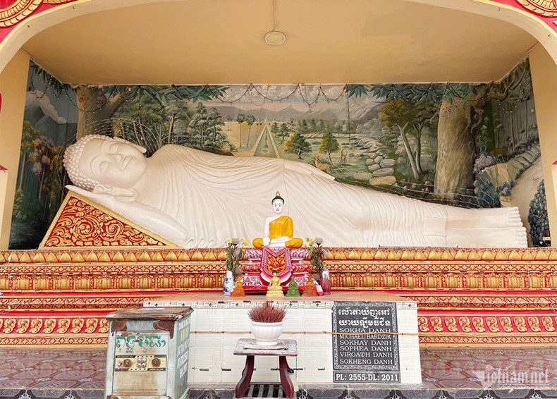 De l'extérieur de la porte principale jusqu'à l'intérieur du temple, à gauche, les visiteurs peuvent admirer des statues de Bouddha couchées, à droite se trouve le sanctuaire. Photo: VOV.