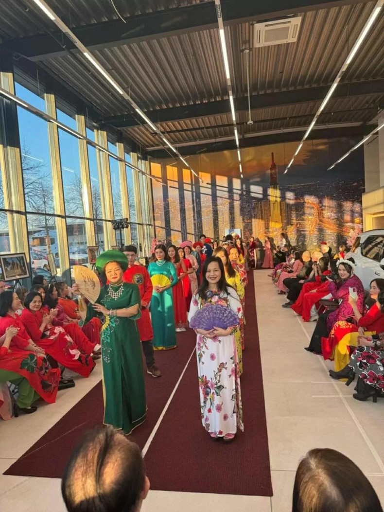 Le Club du patrimoine vietnamien de l’ao dai aux Pays-Bas témoigne de l’amour des femmes vietnamiennes aux Pays-Bas pour leur pays natal, ainsi que de leur détermination à préserver et à diffuser les valeurs du patrimoine culturel du Vietnam aux amis étrangers, dont les Néerlandais. Photo : Hai Anh