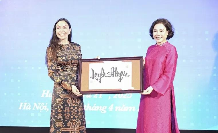 La docteure Trinh Thi Thu Ha, directrice de l'École de commerce et de tourisme de Hanoï (à droite), remet un cadeau à Leyla Aliyeva. Photo : baoquocte.vn
