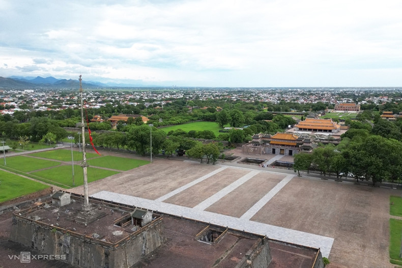 Les drapeaux ont été mis en berne sur le site des reliques de Ky Dai (Tour du drapeau) à Thua Thien-Hué, après l'annonce du décès du Secrétaire général Nguyên Phu Trong. Les drapeaux ont été mis en berne sur le site des reliques de Ky Dai (Tour du drapeau) à Thua Thien-Hué, après l'annonce du décès du Secrétaire général Nguyên Phu Trong.