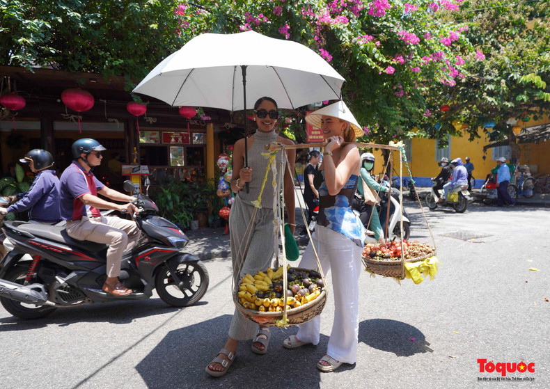 Les miss australiennes profitent de la découverte de la vie quotidienne à Hôi An. Photo: toquoc.vn. Les miss australiennes profitent de la découverte de la vie quotidienne à Hôi An. Photo: toquoc.vn.