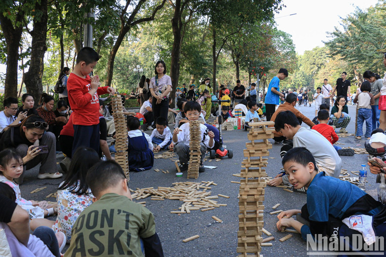 Les espaces dédiés aux jeux folkloriques attirent un grand nombre d’enfants. Les espaces dédiés aux jeux folkloriques attirent un grand nombre d’enfants.