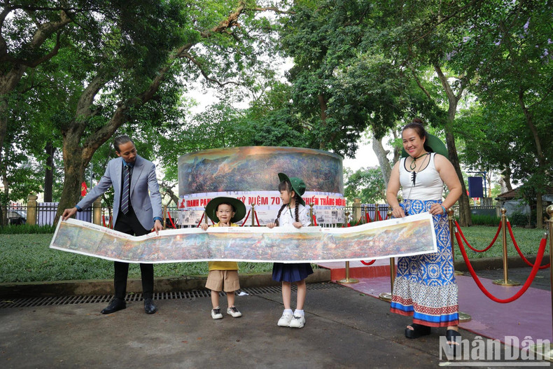 Les lecteurs peuvent découper les pages et les combiner pour former un panorama mesurant jusqu’à 3,21 mètres de long — un record pour un journal imprimé. Photo: NDEL.