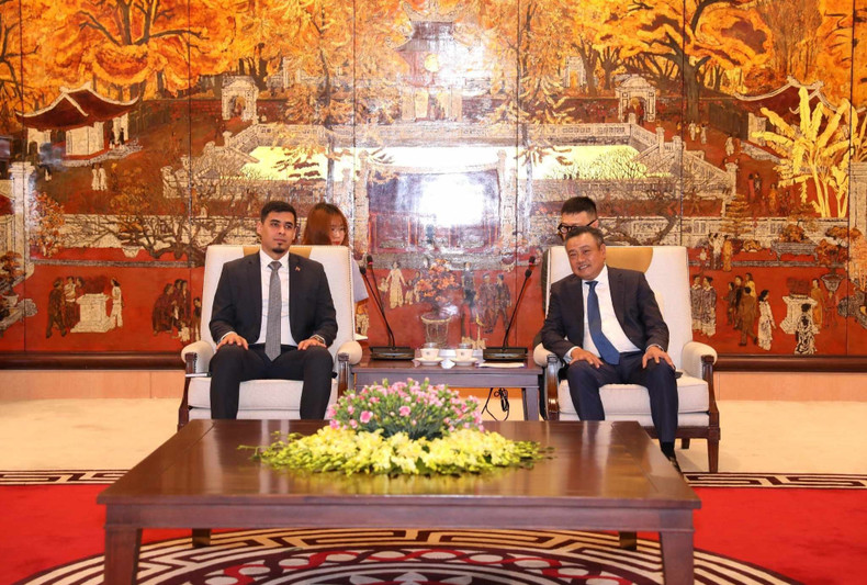 Le président du Comité populaire de la ville de Hanoï, Tran Sy Thanh, a dit espérer que l'ambassade du Venezuela continuerait de se coordonner étroitement avec le Comité populaire de la ville de Hanoï pour renforcer les bonnes relations Vietnam – Venezuela, notamment dans le cadre des célébrations du 35e anniversaire de l'établissement des relations diplomatiques entre les deux pays cette année. Photo: hanoimoi. Le président du Comité populaire de la ville de Hanoï, Tran Sy Thanh, a dit espérer que l'ambassade du Venezuela continuerait de se coordonner étroitement avec le Comité populaire de la ville de Hanoï pour renforcer les bonnes relations Vietnam – Venezuela, notamment dans le cadre des célébrations du 35e anniversaire de l'établissement des relations diplomatiques entre les deux pays cette année. Photo: hanoimoi.