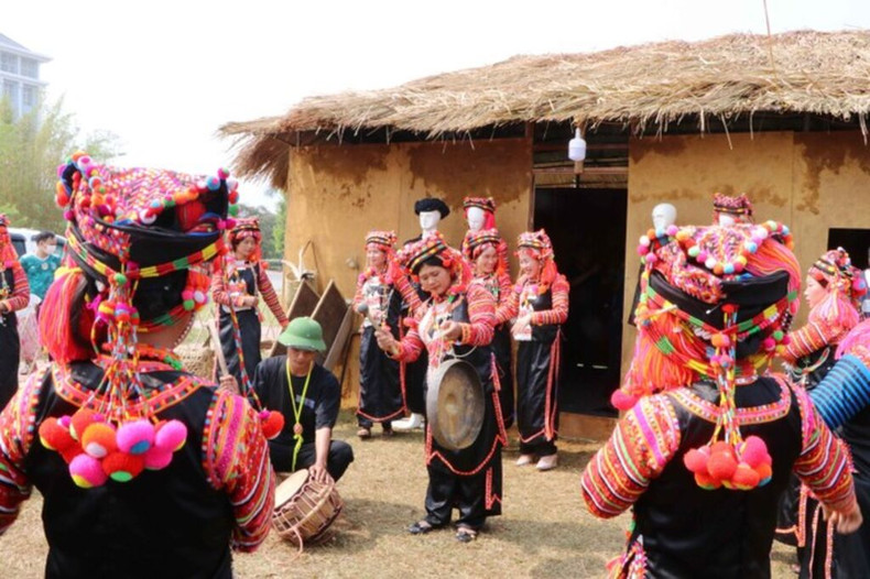 Des habitants de l’ethnie Hà Nhi, district de Muong Tà (province de Lai Châu, au Nord) pendant le Festival culturel des ethnies. Photo : VNA. Des habitants de l’ethnie Hà Nhi, district de Muong Tà (province de Lai Châu, au Nord) pendant le Festival culturel des ethnies. Photo : VNA.