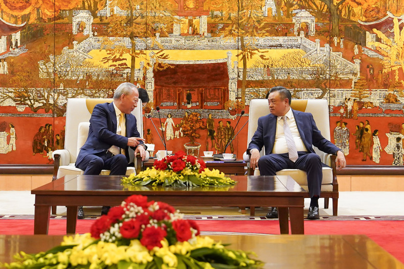 Les entreprises chinoises apprécient hautement l’environnement d’affaires au Vietnam, la capacité des entreprises vietnamiennes dans le secteur privé ainsi que le rôle et l’efficacité de la Loi sur la capitale de Hanoï. Elles sont prêtes à joindre aux projets de coopération au service du développement socioéconomique de la ville. Photo : hanoimoi.vn Les entreprises chinoises apprécient hautement l’environnement d’affaires au Vietnam, la capacité des entreprises vietnamiennes dans le secteur privé ainsi que le rôle et l’efficacité de la Loi sur la capitale de Hanoï. Elles sont prêtes à joindre aux projets de coopération au service du développement socioéconomique de la ville. Photo : hanoimoi.vn