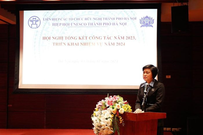 La vice-présidente permanente de l'Union des Organisations d'Amitié de Hanoï, Trân Thi Phuong, prend la parole lors de conférence-bilan de l'Association UNESCO de Hanoï, le 3 janvier. Photo : hanoimoi.vn