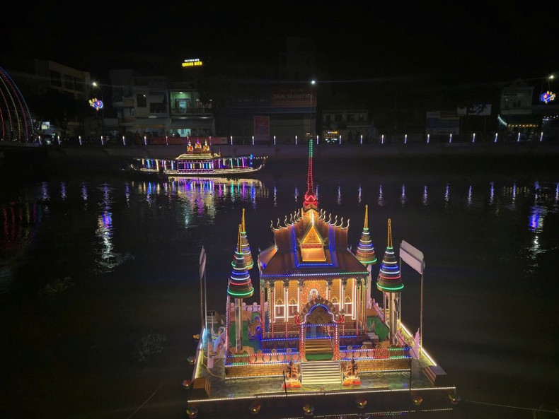 Les lanternes à eaux s’allument dans la rivière. Photo : thoidai.vn.