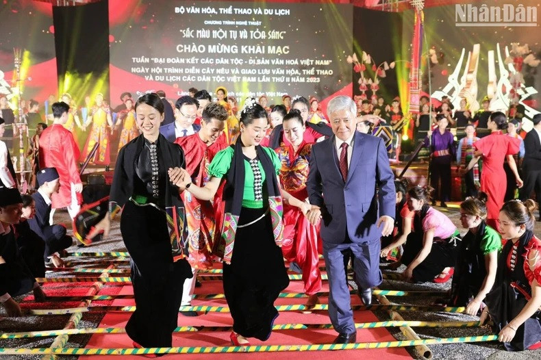Le secrétaire du Comité central du Parti et président du Comité central du Front de la Patrie vietnamienne, Dô Van Chiên (à droite), se joint à une danse lors de l'événement. Photo : NDEL.
