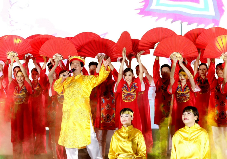 Un numéro artistique lors de la cérémonie d'ouverture de la Semaine de « Grande solidarité des ethnies — Patrimoine culturel du Vietnam 2023 ». Photo : NDEL.