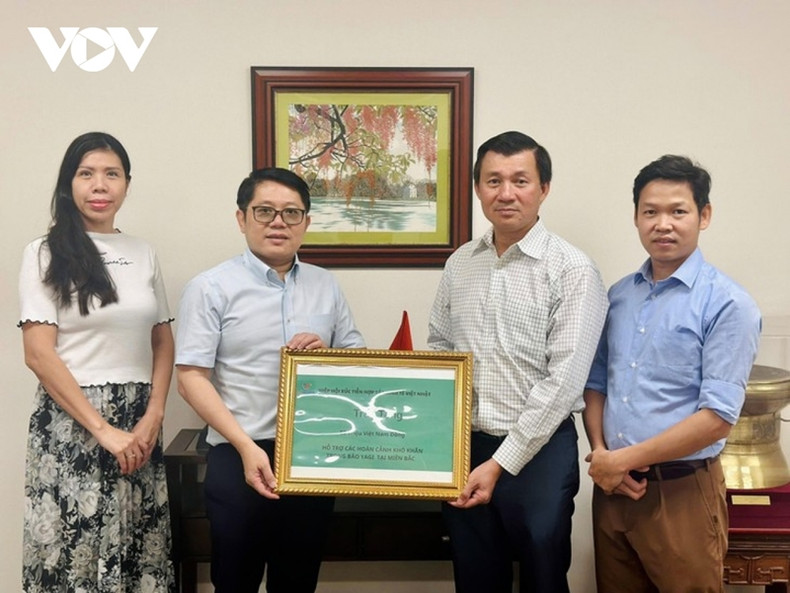 Le consul général du Vietnam à Osaka, Ngo Trinh Ha (2e à gauche), reçoit le soutien des expatriés vietnamiens au Japon. Photo: VOV Le consul général du Vietnam à Osaka, Ngo Trinh Ha (2e à gauche), reçoit le soutien des expatriés vietnamiens au Japon. Photo: VOV