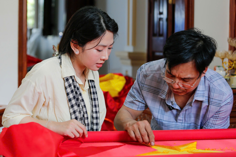 Pour produire un beau drapeau, il faut suivre par de nombreuses étapes, comme la mesure, la découpe, l’insertion de l’étoile et la couture. Photo : congluan Pour produire un beau drapeau, il faut suivre par de nombreuses étapes, comme la mesure, la découpe, l’insertion de l’étoile et la couture. Photo : congluan