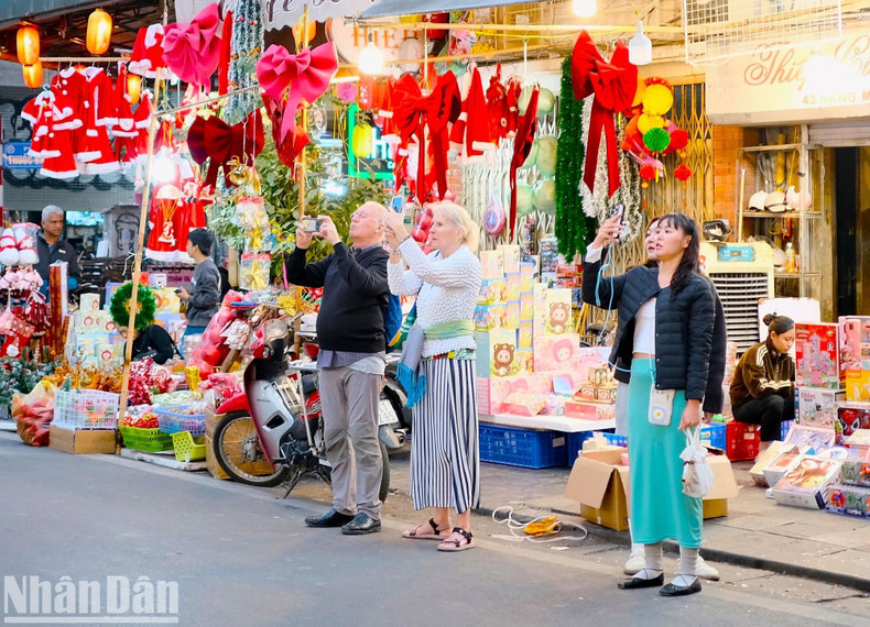 Pour les étrangers, la fête de Noël est une de leurs grandes fêtes de l’année. À l’approche de cette fête, de nombreux étrangers viennent visiter la rue de Hang Ma pour acheter des produits de décoration. Photo : Trung Hieu/NDEL. Pour les étrangers, la fête de Noël est une de leurs grandes fêtes de l’année. À l’approche de cette fête, de nombreux étrangers viennent visiter la rue de Hang Ma pour acheter des produits de décoration. Photo : Trung Hieu/NDEL.