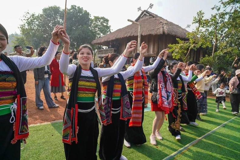 Les festivités sont aussi l'occasion de s'adonner à des jeux traditionnels tels que le "ném còn", où l'on lance des balles d'étoffe, le tir à la corde et la danse entre des tiges de bambou, le "nhay sap". Photo : VNA. Les festivités sont aussi l'occasion de s'adonner à des jeux traditionnels tels que le "ném còn", où l'on lance des balles d'étoffe, le tir à la corde et la danse entre des tiges de bambou, le "nhay sap". Photo : VNA.