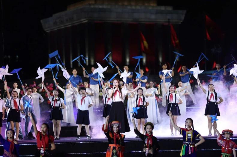 Entre chants et danses, pièces de théâtre et projection 3D mapping, ce mélange de tradition et de modernité a rendu un hommage vibrant au Président Hô Chi Minh et inspiré les générations suivantes à suivre son exemple dans la construction nationale actuelle. Photo : NDEL. Entre chants et danses, pièces de théâtre et projection 3D mapping, ce mélange de tradition et de modernité a rendu un hommage vibrant au Président Hô Chi Minh et inspiré les générations suivantes à suivre son exemple dans la construction nationale actuelle. Photo : NDEL.