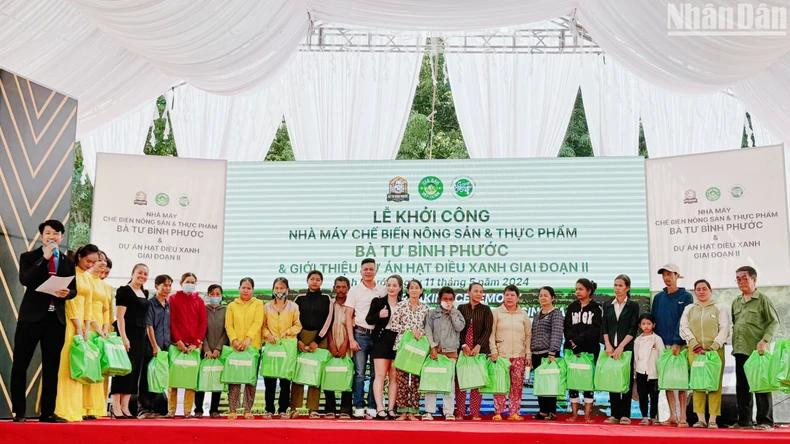 Remise des cadeaux à des familles défavorisées et des personnes issues de minorités ethniques de Binh Phuoc. Photo: NDEL.