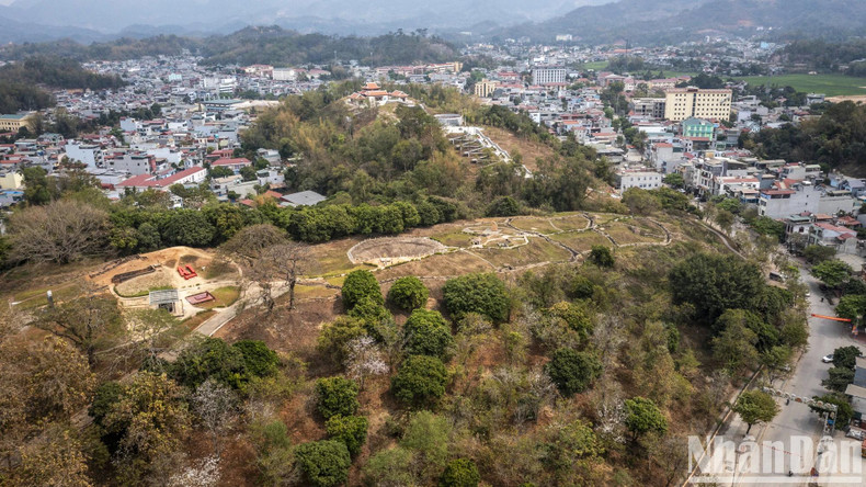 La colline A1 (ou Éliane 2) se situe dans le district de Muong Thanh, ville de Diên Biên Phu. Elle comprend deux sommets : l’un au nord-ouest (490 m) et l’autre au sud-est (493 m). Lors de la campagne de Diên Biên Phu, cette base de résistance occupait une position stratégique particulièrement importante, protégeant directement le poste de commandement du général de Castries. La colline A1 (ou Éliane 2) se situe dans le district de Muong Thanh, ville de Diên Biên Phu. Elle comprend deux sommets : l’un au nord-ouest (490 m) et l’autre au sud-est (493 m). Lors de la campagne de Diên Biên Phu, cette base de résistance occupait une position stratégique particulièrement importante, protégeant directement le poste de commandement du général de Castries.
