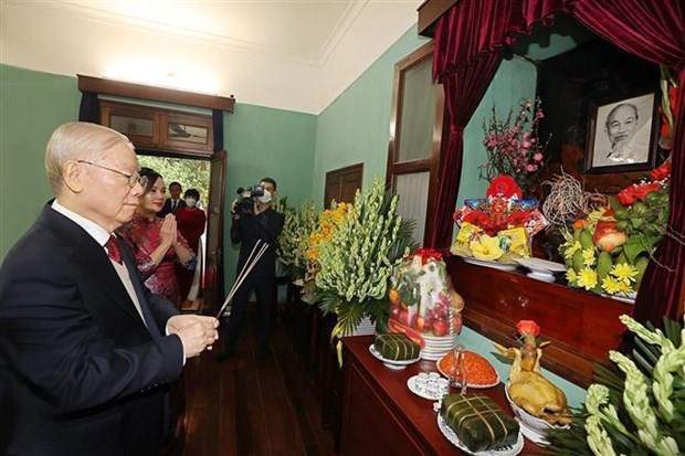 Le Secrétaire général du PCV Nguyên Phu Trong offre de l'encens pour rendre hommage au Président Hô Chi Minh dans la maison 67. Photo : VNA. Le Secrétaire général du PCV Nguyên Phu Trong offre de l'encens pour rendre hommage au Président Hô Chi Minh dans la maison 67. Photo : VNA.
