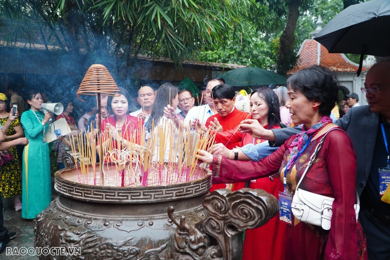 L’anniversaire de la mort des rois Hùng qui a lieu le 10e jour du 3e mois lunaire chaque année, est l’opportunité de commémorer et de glorifier ces premiers souverains du Vietnam. Cette fête, véritable retour aux sources, est célébrée par tous les Vietnamiens, dans le pays comme dans le reste du monde. Photo: baoquocte.vn.