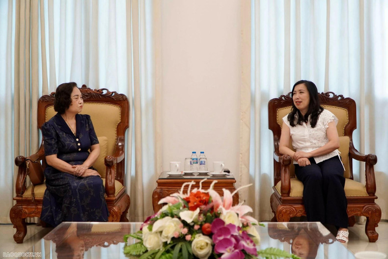 La vice-ministre vietnamienne des Affaires étrangères et chef du Comité d'État chargé des Vietnamiens résidant à l'étranger, Le Thi Thu Hang, a demandé à l'Association des femmes intellectuelles du Vietnam de consolider la solidarité et la connexion en son sein, ainsi que de renforcer ses liens avec la communauté vietnamienne à l'étranger. Photo: baoquocte.vn La vice-ministre vietnamienne des Affaires étrangères et chef du Comité d'État chargé des Vietnamiens résidant à l'étranger, Le Thi Thu Hang, a demandé à l'Association des femmes intellectuelles du Vietnam de consolider la solidarité et la connexion en son sein, ainsi que de renforcer ses liens avec la communauté vietnamienne à l'étranger. Photo: baoquocte.vn