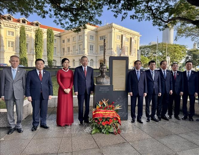 Le secrétaire général du Parti Tô Lâm (4e de gauche) au Musée des Civilisations Asiatiques à Singapour. Photo : VNA. Le secrétaire général du Parti Tô Lâm (4e de gauche) au Musée des Civilisations Asiatiques à Singapour. Photo : VNA.