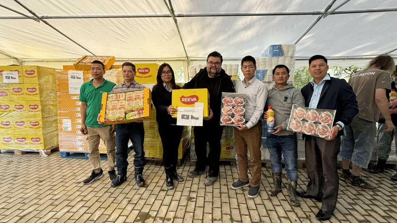 Le soutien de la communauté vietnamienne en République tchèque en faveur des familles sinistrées témoigne de l’esprit d’entraide et de solidarité du peuple vietnamien, qui sont des traditions millénaires du pays. Il prouve également une bonne amitié et des liens étroits entre les peuples vietnamien et tchèque. Photo : Ambassade du Vietnam en République tchèque. Le soutien de la communauté vietnamienne en République tchèque en faveur des familles sinistrées témoigne de l’esprit d’entraide et de solidarité du peuple vietnamien, qui sont des traditions millénaires du pays. Il prouve également une bonne amitié et des liens étroits entre les peuples vietnamien et tchèque. Photo : Ambassade du Vietnam en République tchèque.