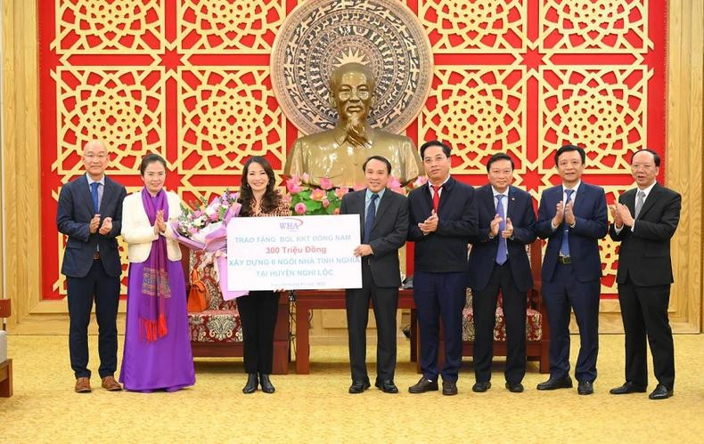 Le groupe thaïlandais WHA remet de l'argent et des cadeaux du Têt en faveur des personnes défavorisées dans le district de Nghi Lôc, province de Nghê An. Photo : THANH CUONG/NDEL. Le groupe thaïlandais WHA remet de l'argent et des cadeaux du Têt en faveur des personnes défavorisées dans le district de Nghi Lôc, province de Nghê An. Photo : THANH CUONG/NDEL.