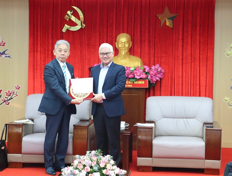 Le secrétaire du Comité provincial du Parti communiste du Vietnam de Binh Duong, Nguyên Van Loi (à droite), et le directeur des affaires internationales du groupe Tokyu (Japon), Hirohisa Fujiwara, le 10 avril à Binh Duong. Photo: dautu.vn. Le secrétaire du Comité provincial du Parti communiste du Vietnam de Binh Duong, Nguyên Van Loi (à droite), et le directeur des affaires internationales du groupe Tokyu (Japon), Hirohisa Fujiwara, le 10 avril à Binh Duong. Photo: dautu.vn.