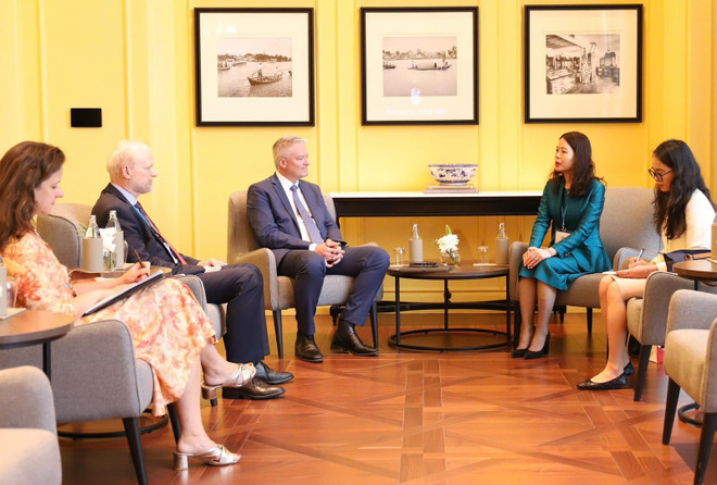 Rencontre entre la vice-ministre Nguyen Minh Hang et le Secrétaire général de l'OCDE. Photo : ministère des Affaires étrangères. Rencontre entre la vice-ministre Nguyen Minh Hang et le Secrétaire général de l'OCDE. Photo : ministère des Affaires étrangères.