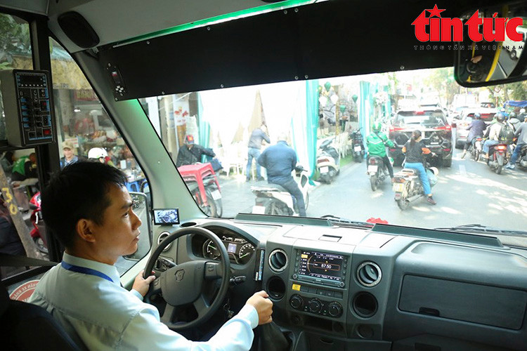 Les minibus de City Tour 03 sont compacts et capables de circuler dans les petites rues de la capitale Hanoi du Vietnam. Les minibus de City Tour 03 sont compacts et capables de circuler dans les petites rues de la capitale Hanoi du Vietnam.
