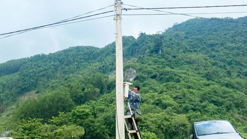 Dans les temps à venir, pour réduire la pauvreté informationnelle, Bac Kan continuera à encourager les habitants, en particulier les pauvres, à utiliser les services de télécommunications et internet, à renforcer l’application des technologies de l’information, ainsi qu’à favoriser l’accès de la population aux politiques de l’État. Photo : Thu Trang/NDEL. Dans les temps à venir, pour réduire la pauvreté informationnelle, Bac Kan continuera à encourager les habitants, en particulier les pauvres, à utiliser les services de télécommunications et internet, à renforcer l’application des technologies de l’information, ainsi qu’à favoriser l’accès de la population aux politiques de l’État. Photo : Thu Trang/NDEL.