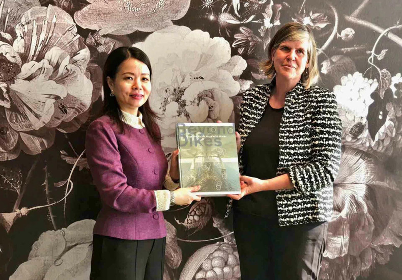 La vice-ministre vietnamienne des Affaires étrangères, Nguyen Minh Hang (à gauche), et l’envoyée spéciale du gouvernement néerlandais pour les ressources en eau, Meike van Ginneken. Photo: baoquocte