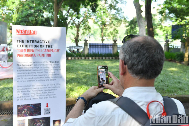 Les amateurs de technologie peuvent utiliser leur téléphone pour scanner les codes QR sur le panorama ou télécharger une application de réalité augmentée pour une expérience interactive. Photo: NDEL.