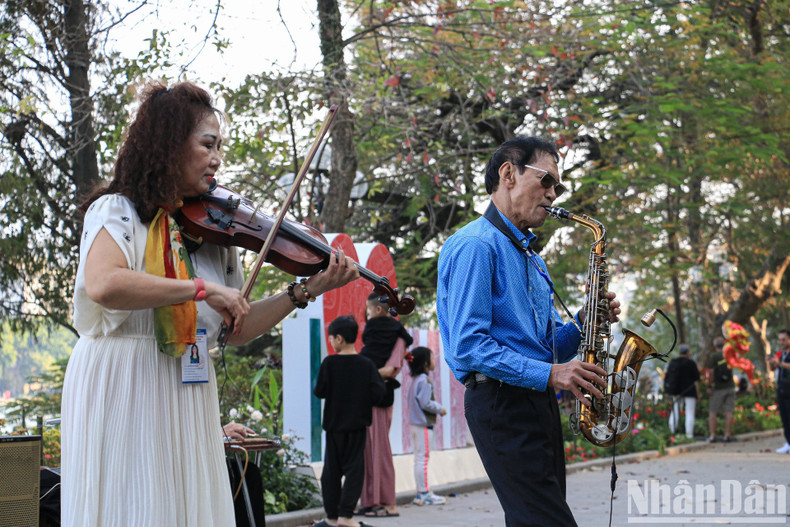 Durant les trois jours fériés du Nouvel An, la capitale a accueilli 72 000 touristes étrangers, soit une multiplication par 2,1, et 330 000 vacanciers nationaux, soit une hausse de 59 % sur un an. Les destinations qui ont attiré un grand nombre de touristes comprennent le lac Hoàn Kiêm et ses environs ainsi que le vieux quartier de Hanoï, le Temple de la Littérature, la citadelle impériale de Thang Long et le parc national de Ba Vi. Durant les trois jours fériés du Nouvel An, la capitale a accueilli 72 000 touristes étrangers, soit une multiplication par 2,1, et 330 000 vacanciers nationaux, soit une hausse de 59 % sur un an. Les destinations qui ont attiré un grand nombre de touristes comprennent le lac Hoàn Kiêm et ses environs ainsi que le vieux quartier de Hanoï, le Temple de la Littérature, la citadelle impériale de Thang Long et le parc national de Ba Vi.