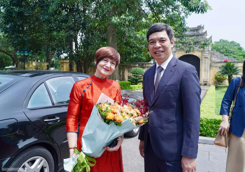 Le directeur du Centre de conservation du patrimoine de Thang Long — Hanoï, Nguyen Thanh Quang (à droite), reçoit la présidente de l’Assemblée générale de l’UNESCO, Simona-Mirela Miculescu. Il présente l’histoire et l’architecture de la Citadelle impériale de Thang Long à la présidente de l’Assemblée générale de l’UNESCO et à la délégation l’accompagnant. Photo : baoquocte.vn.