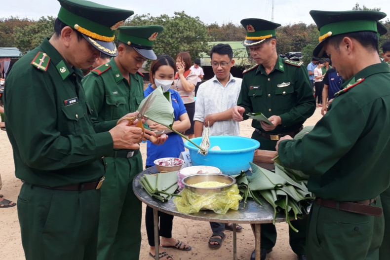Confection de "bánh chưng" par des soldats et officiers du poste de garde-frontière de Sa Thây, province de Kon Tum. Photo : CVN.