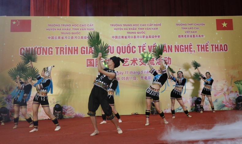 Un spectacle de danse interprété par les lycéens de Hekou. Photo: Lycée d’excellence de Lao Cai.