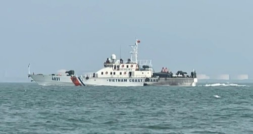 Le garde-côte immatriculé 4031 du commandement de la région 3 de la Marine en mission pendant les jours du Têt 2024 au large de la côte sud-ouest du Vietnam. Photo : VTV. Le garde-côte immatriculé 4031 du commandement de la région 3 de la Marine en mission pendant les jours du Têt 2024 au large de la côte sud-ouest du Vietnam. Photo : VTV.