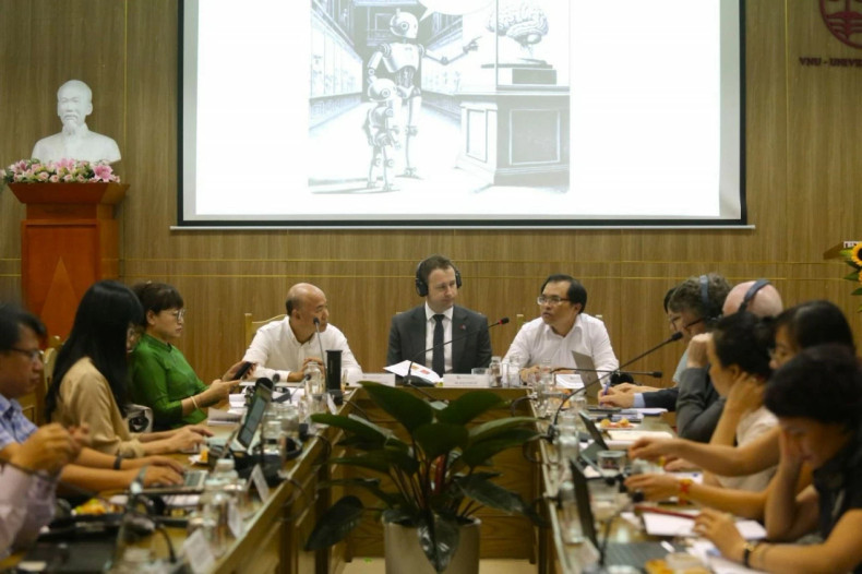 Lors du colloque international intitulé « Des expériences internationales dans l'élaboration d'un ensemble de principes pour promouvoir le développement et l'application de l'intelligence artificielle responsable », dans le cadre du programme Aus4Innovation, le 5 juillet à Hanoï. Photo: dangcongsan.org.vn