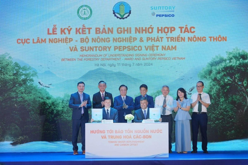 Cérémonie de signature du mémorandum d'accord sur la coopération dans le développement durable des forêts entre la société Suntory PepsiCo Vietnam et le ministère vietnamien de l'Agriculture et du Développement rural (aujourd'hui ministère de l'Agriculture et de l'Environnement). Photo : VOV. Cérémonie de signature du mémorandum d'accord sur la coopération dans le développement durable des forêts entre la société Suntory PepsiCo Vietnam et le ministère vietnamien de l'Agriculture et du Développement rural (aujourd'hui ministère de l'Agriculture et de l'Environnement). Photo : VOV.