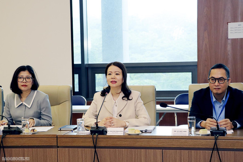 La vice-ministre vietnamienne des Affaires étrangères, Nguyên Minh Hang (au centre), apprécie hautement le rôle du P4G dans la promotion de la croissance verte et la réalisation des objectifs de développement durable. Photo: baoquocte.vn. La vice-ministre vietnamienne des Affaires étrangères, Nguyên Minh Hang (au centre), apprécie hautement le rôle du P4G dans la promotion de la croissance verte et la réalisation des objectifs de développement durable. Photo: baoquocte.vn.