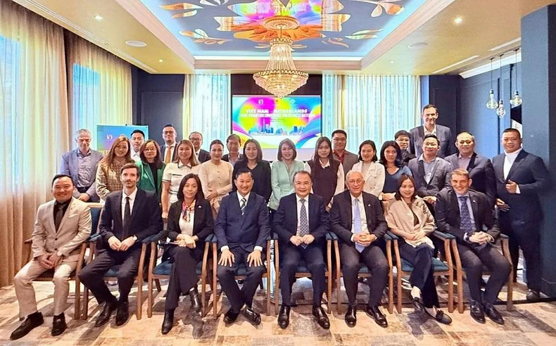 Lors de la conférence sur la promotion d'investissement et d'affaires entre le Vietnam et les Pays-Bas, en décembre 2024 à La Haye. Photo : Ambassade du Vietnam aux Pays-Bas Lors de la conférence sur la promotion d'investissement et d'affaires entre le Vietnam et les Pays-Bas, en décembre 2024 à La Haye. Photo : Ambassade du Vietnam aux Pays-Bas