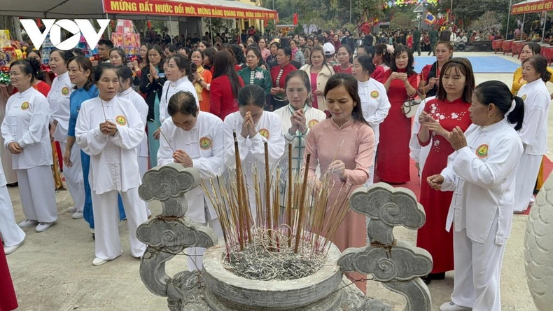 Le temple Hai Ba Trung dans le district de Song Ma a été construit en 1975 selon le modèle original du temple Hai Ba Trung dans la commune de Hong Ha, district de Dan Phuong, province de Ha Tay (qui fait maintenant partie de la ville de Hanoï). Photo : VOV Le temple Hai Ba Trung dans le district de Song Ma a été construit en 1975 selon le modèle original du temple Hai Ba Trung dans la commune de Hong Ha, district de Dan Phuong, province de Ha Tay (qui fait maintenant partie de la ville de Hanoï). Photo : VOV