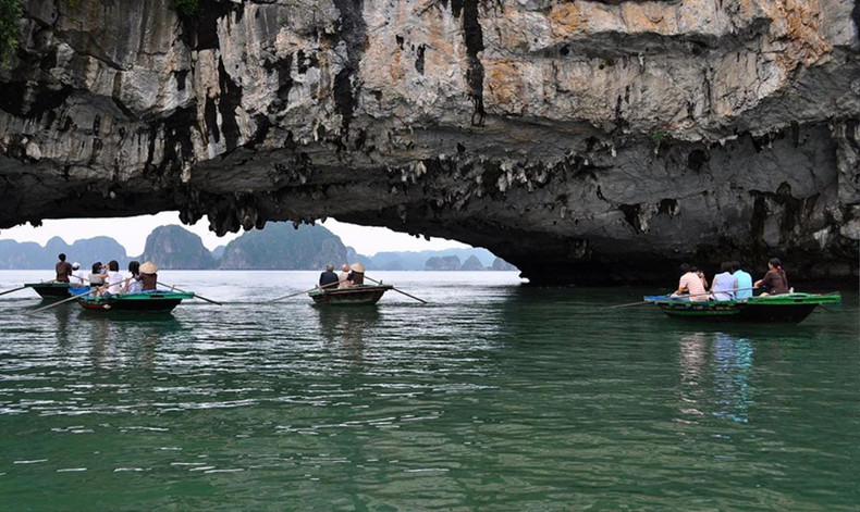 En visitant Vung Vieng, les visiteurs découvriront Hang Cao, une célèbre grotte considérée comme un symbole du village de pêcheurs. Elle attire les visiteurs par sa beauté majestueuse, avec de grands et petits rochers empilés les uns sur les autres. Photo : Saostar.