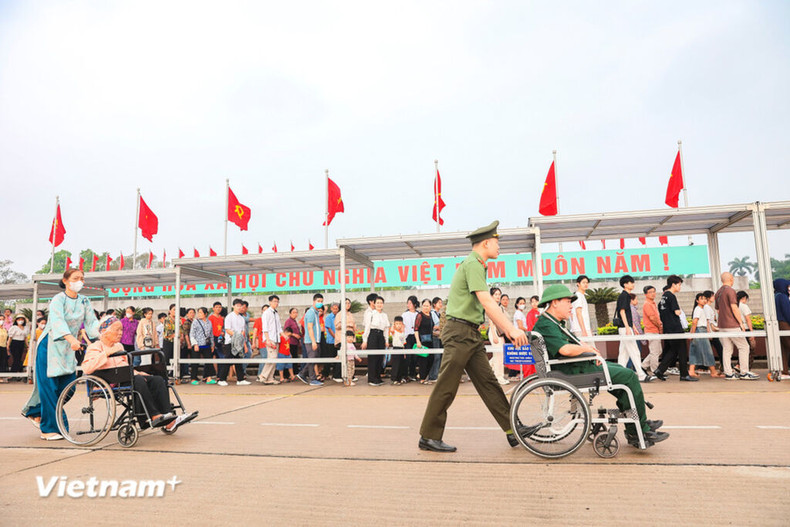 Invalides de guerre et personnes âgées viennent rendre hommage au Président Ho Chi Minh.