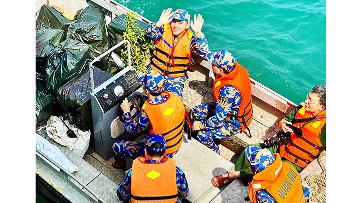 Transport de marchandises vers des bateaux pour les amener à la plate-forme. Photo : NDEL. Transport de marchandises vers des bateaux pour les amener à la plate-forme. Photo : NDEL.